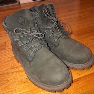 barely used timbs!!